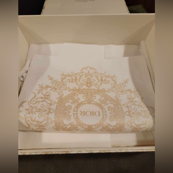 Dior 2023 Christmas Gift Box limited
Set-Box-DustBag-Pillow box 10"×8.5"
×4.5" - Picture 3 of 7